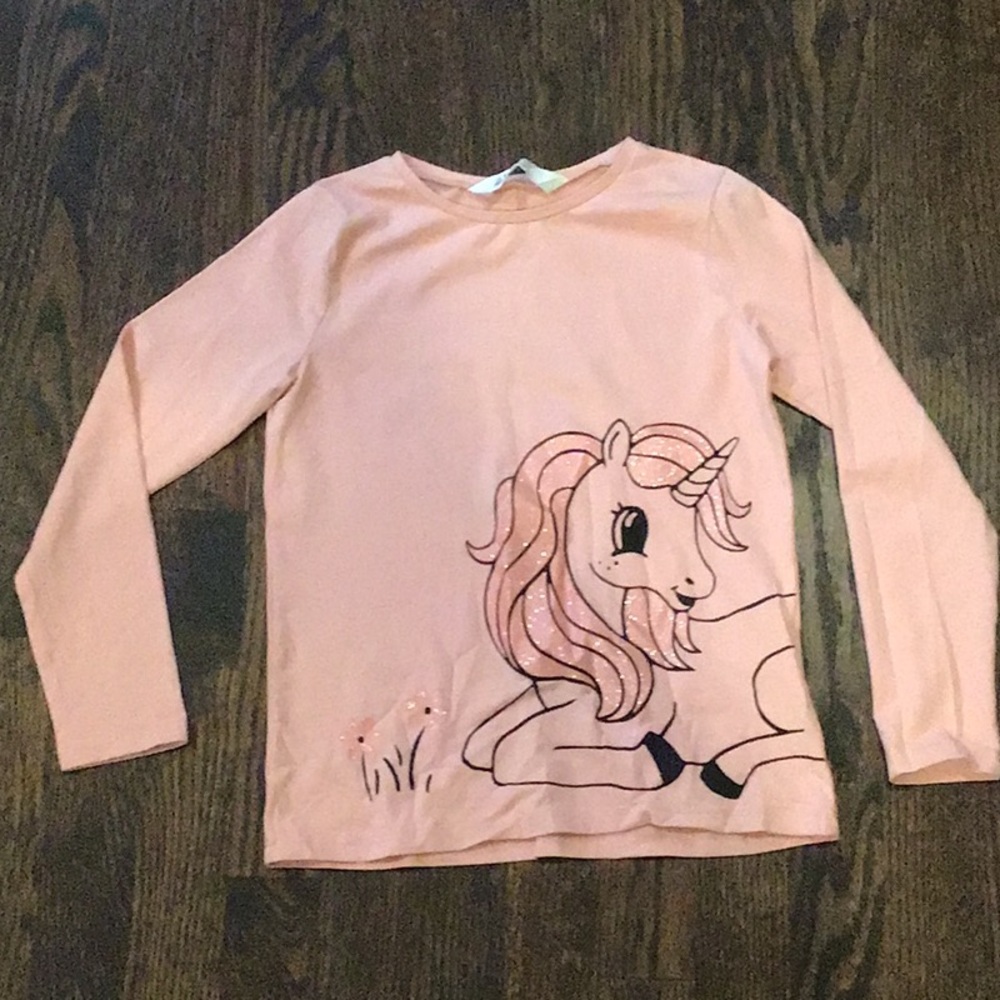 H&M - Girl’s' shirt features a glittery unicorn graphic